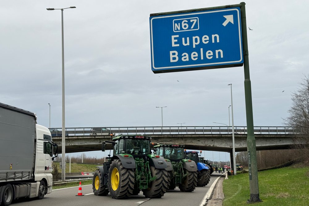 Bauern errichten Filterblockade an der Autobahnabfahrt Eupen/Baelen auf der E40 (Bild: Lena Orban/BRF)