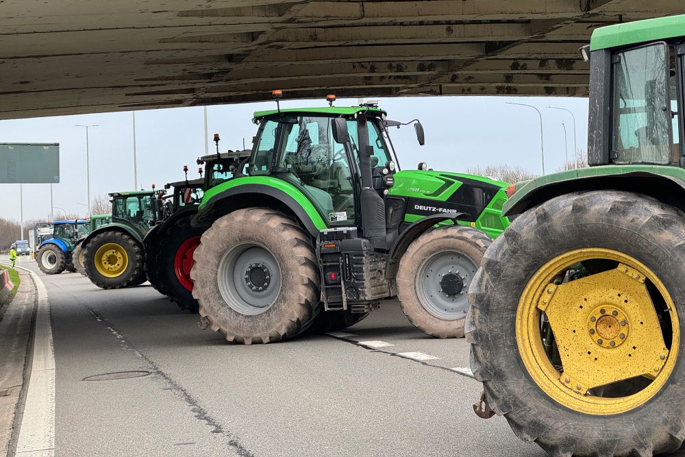 Bauern errichten Filterblockade an der Autobahnabfahrt Eupen/Baelen auf der E40 (Bild: Lena Orban/BRF)