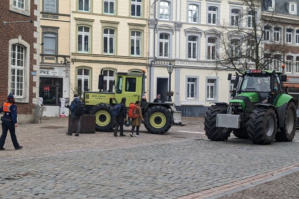Protestaktion an der Klötzerbahn in Eupen: Landwirte überreichen Minister Antoniadis ihre Forderungen (Bild: Lindsay Ahn/BRF)