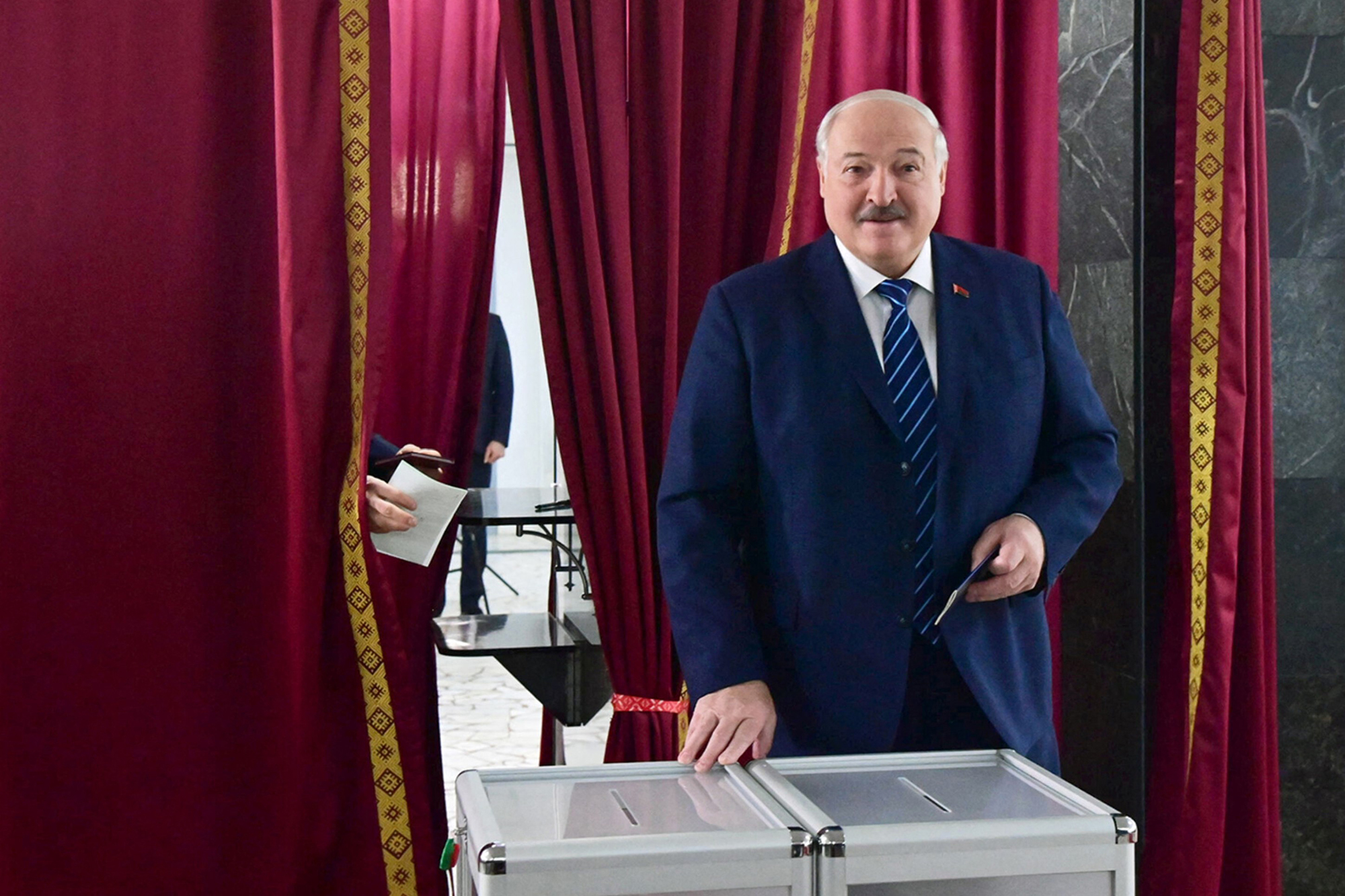Der Präsident von Belarus, Lukaschenko, bei der Stimmabgabe