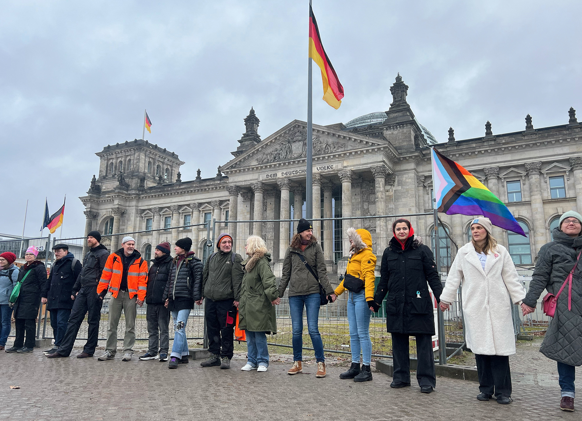 Menschenkette um den Bundestag in Berlin um den Bundestag unter dem Motto "Wir sind die Brandmauer" (Bild: Raphaelle Logerot/AFP)