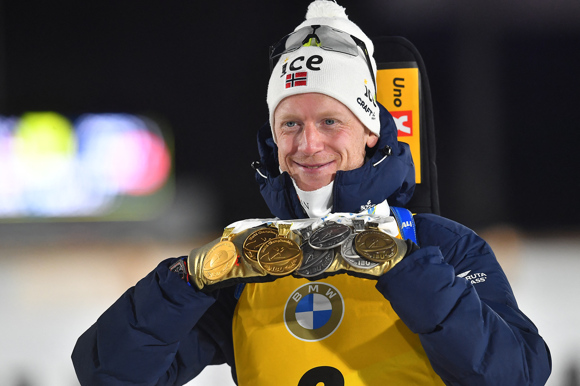 Johannes Thingnes Bö mit seiner Medaillenausbeute (Bild: Michal Cizek/AFP)