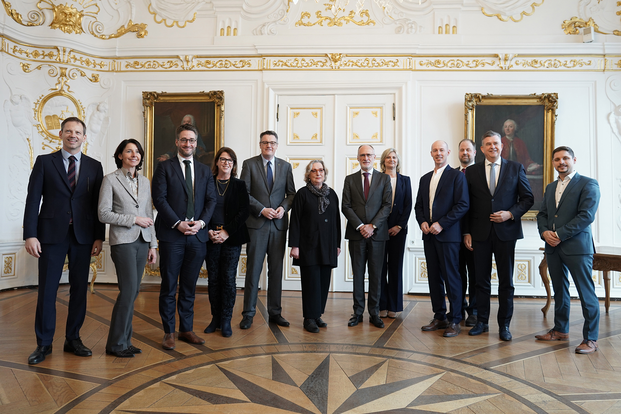Botschafter Geert Muylle (7vl) mit Vertretern aus der ganzen Euregio (Bild: Jane Kaimer/Stadt Aachen)