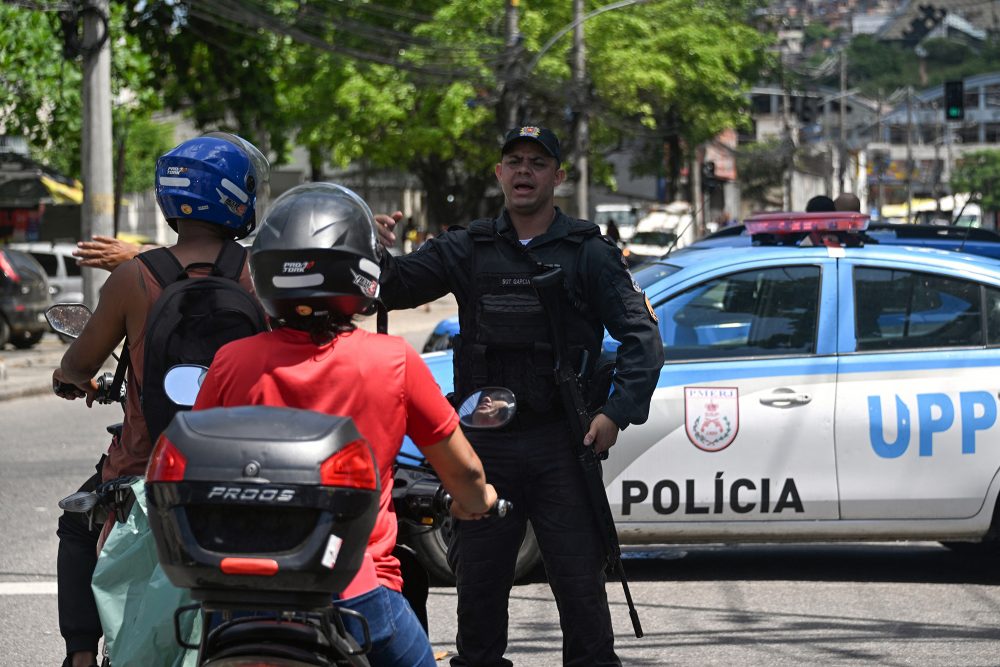 Militärpolizist an einem der Eingänge zur Favela Complexo do Alemao in Rio de Janeiro (Bild: Mauro Pimentel/AFP)