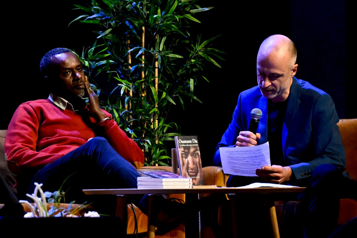 Sandas Vater Ousmane Dia und VRT-Journalist Stef Meerbergen bei der Präsentation des Buches (Bild: Dirk Waem/Belga)