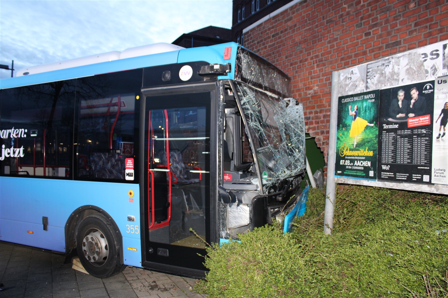 In Aachen ist ein Bus gegen eine Hauswand gefahren