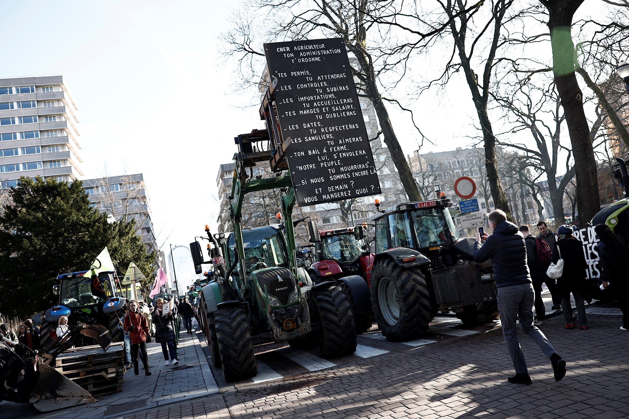 Bauernproteste: Traktoren im Brüsseler Europaviertel (Bild: Sameer Al-Doumy/AFP)
