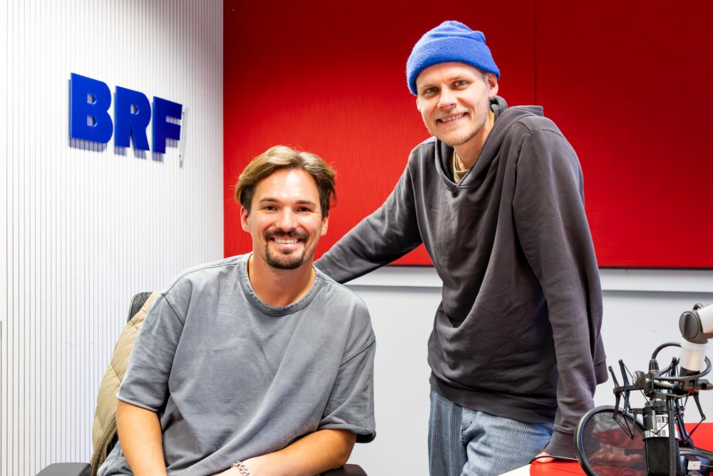 Oli (li) und Dominik von Cat Ballou zu Gast im Künstlertreff (Bild: Julien Claessen/BRF)