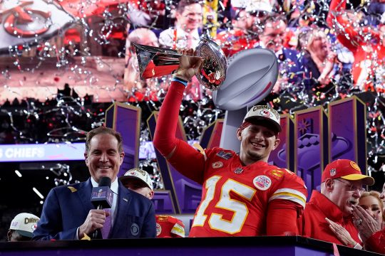 Quarterback Patrick Mahomes mit dem Pokal (Bild: Timothy A. Clary/AFP)