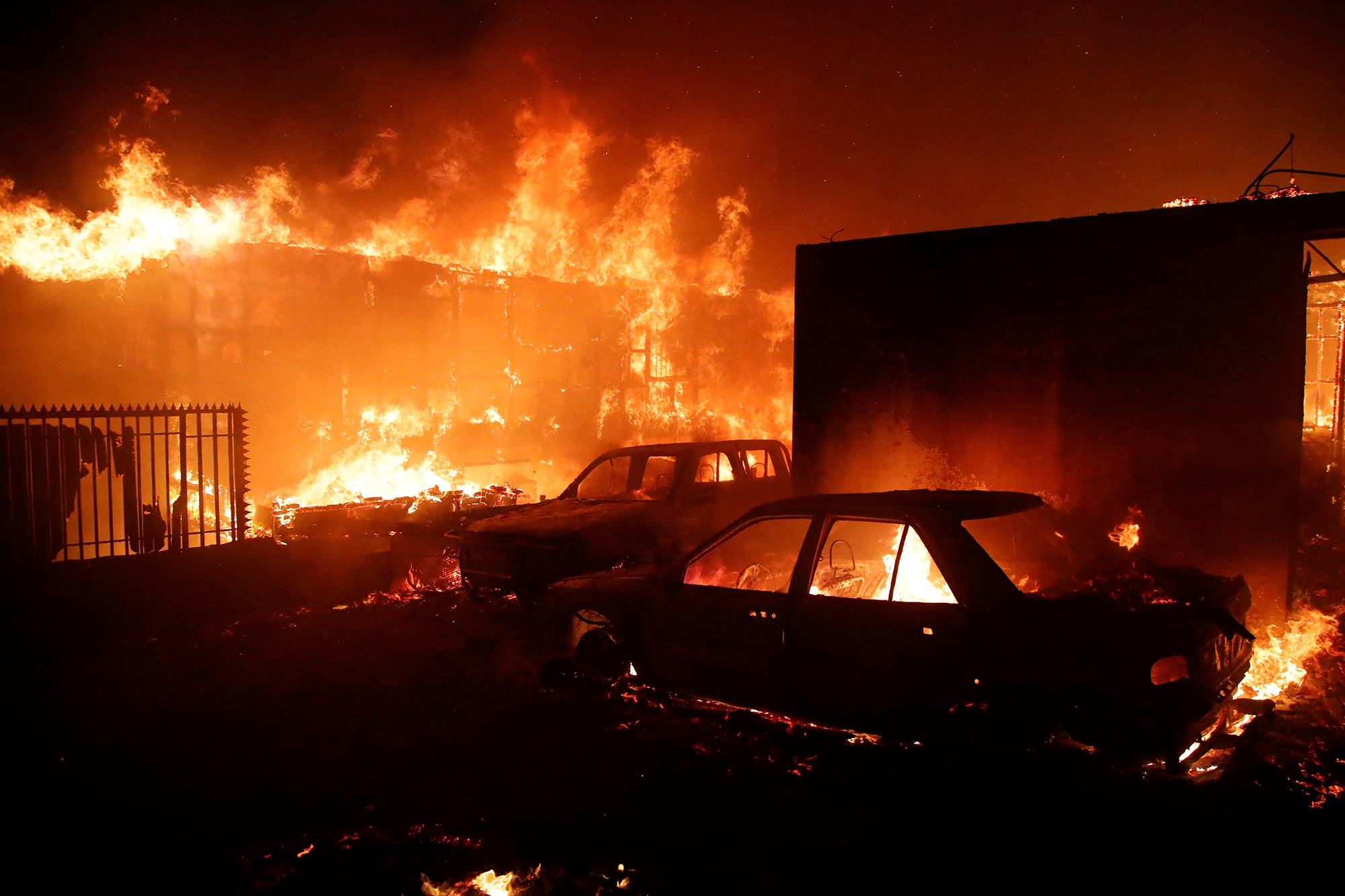 Brennende Häuser uund Autos in Viña del Mar, Chile (Bild: Javier Torres/AFP)