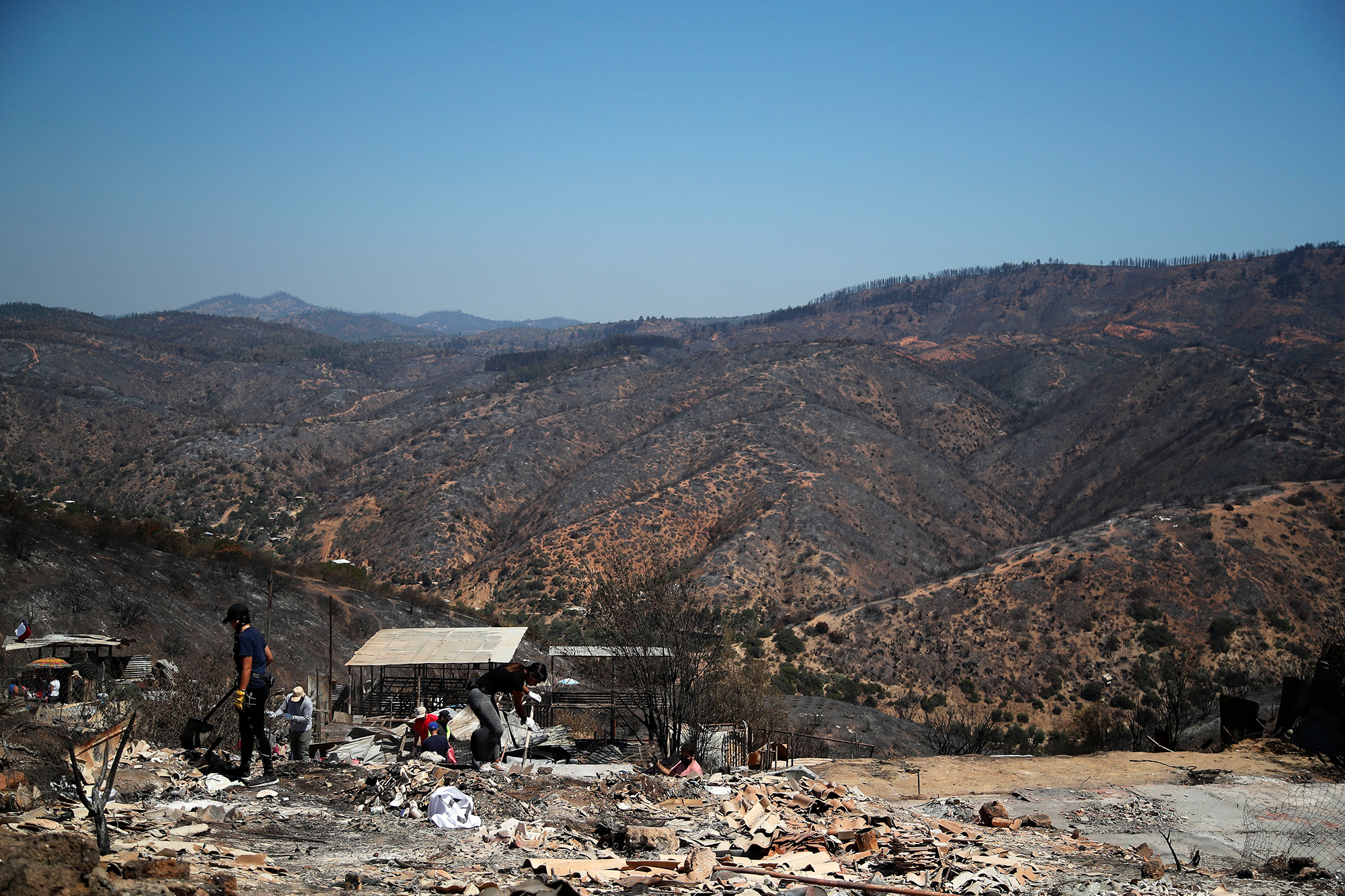 Nach den Waldbränden: Aufräumarbeiten in Poblacion Pompeya Sur, Quilpue, Chile (Bild: Javier Torres/AFP)