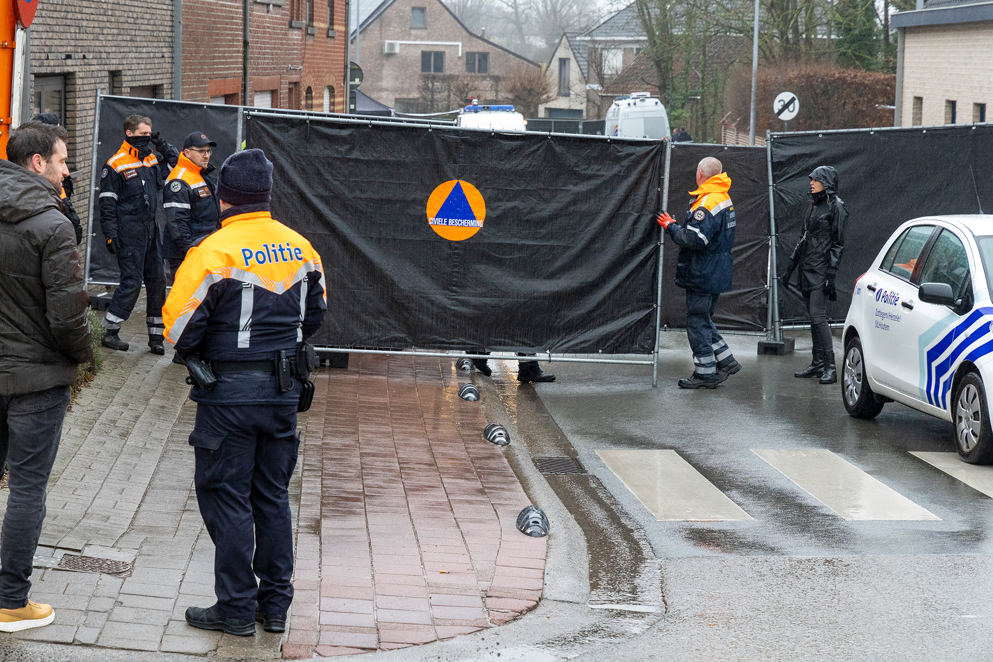 Rekonstruktion des Mordes an Claudia Van Der Stichelen am Mittwoch in Sint-Lievens-Houtem (Bild: Nicolas Maeterlinck/Belga)