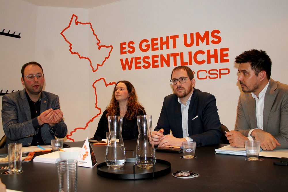 "CSP / Les Engagés" stellt Kandidaten für Regionalwahlen vor: Jean-Paul Bastin, Elena Theissen, Jérôme Fransssen und Cliff Wirajendi (Bild: Michaela Brück/BRF)