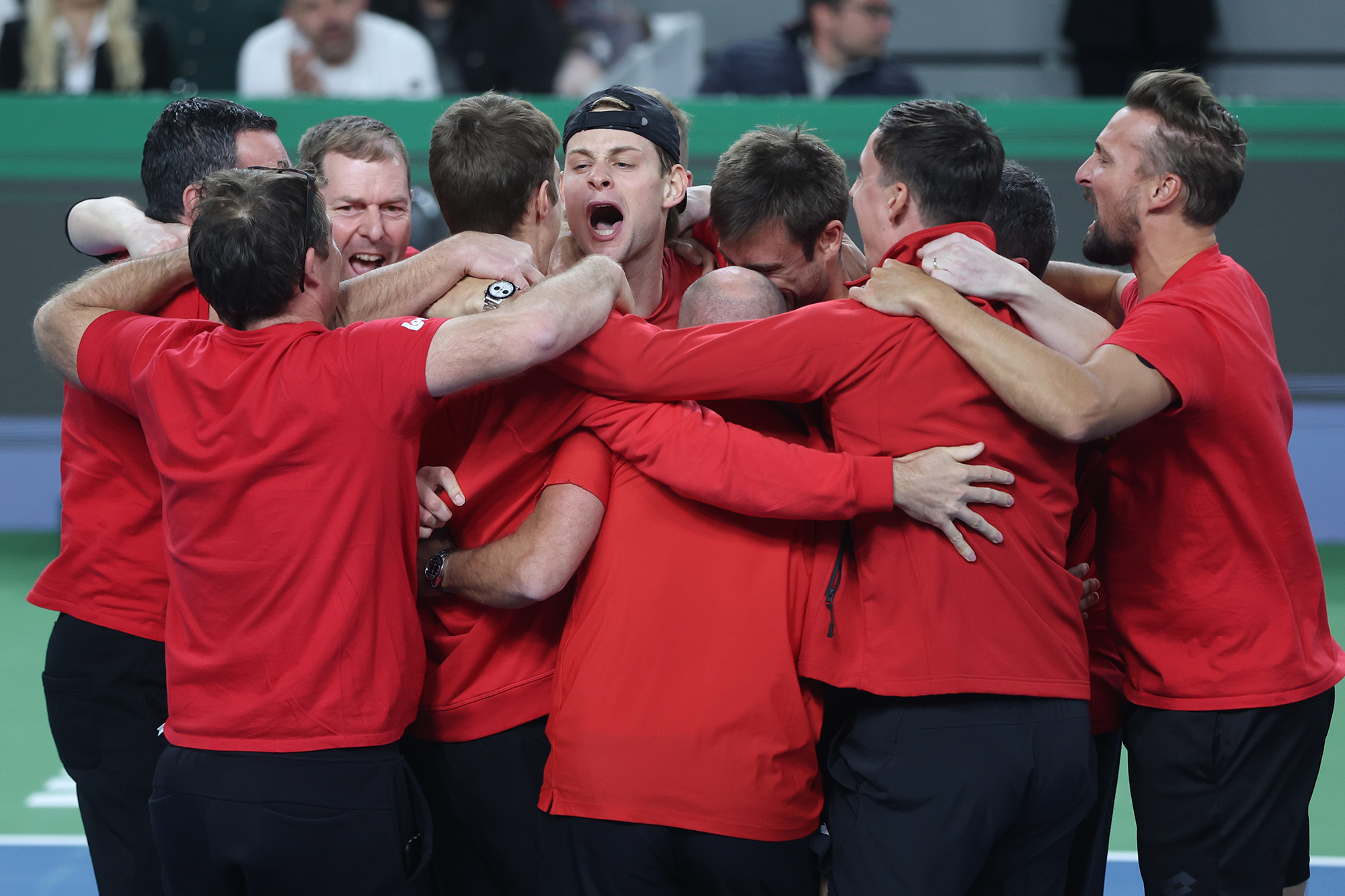 Zizou Bergs und der Rest des belgischen Tennisteams feiern den Einzug in die Finalrunde (Bild: Sanjin Strukic/Belga)