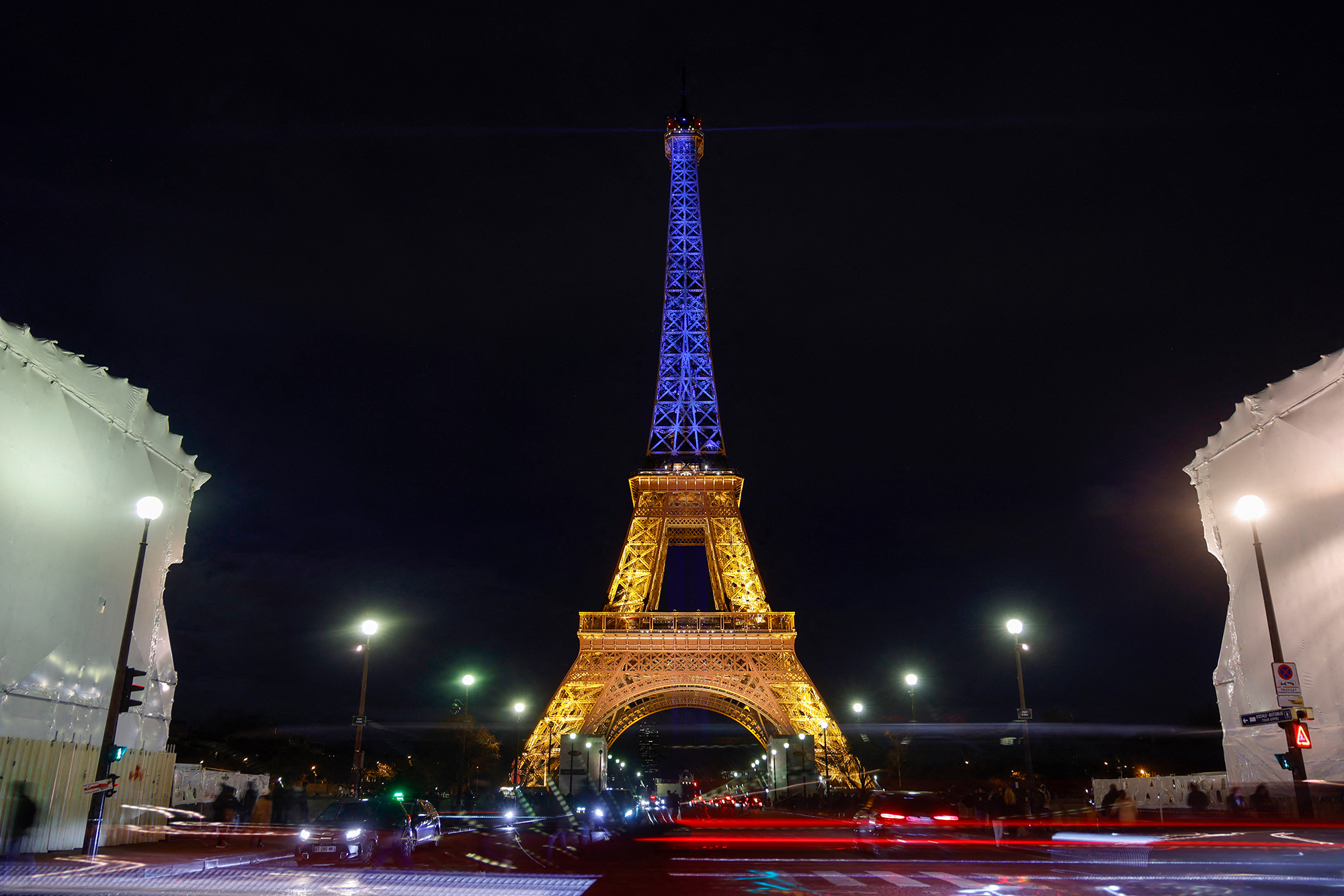 Der Eiffelturm in den Farben der Ukraine (Bild: Ludovic Marin/AFP)