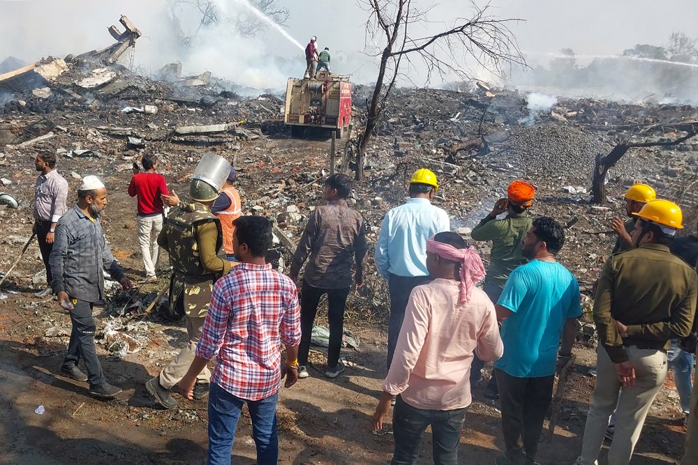 Rettungskräfte und Anwohner versammeln sich an der Unglücksstelle (Bild: Uma Shankar Mishra/AFP)