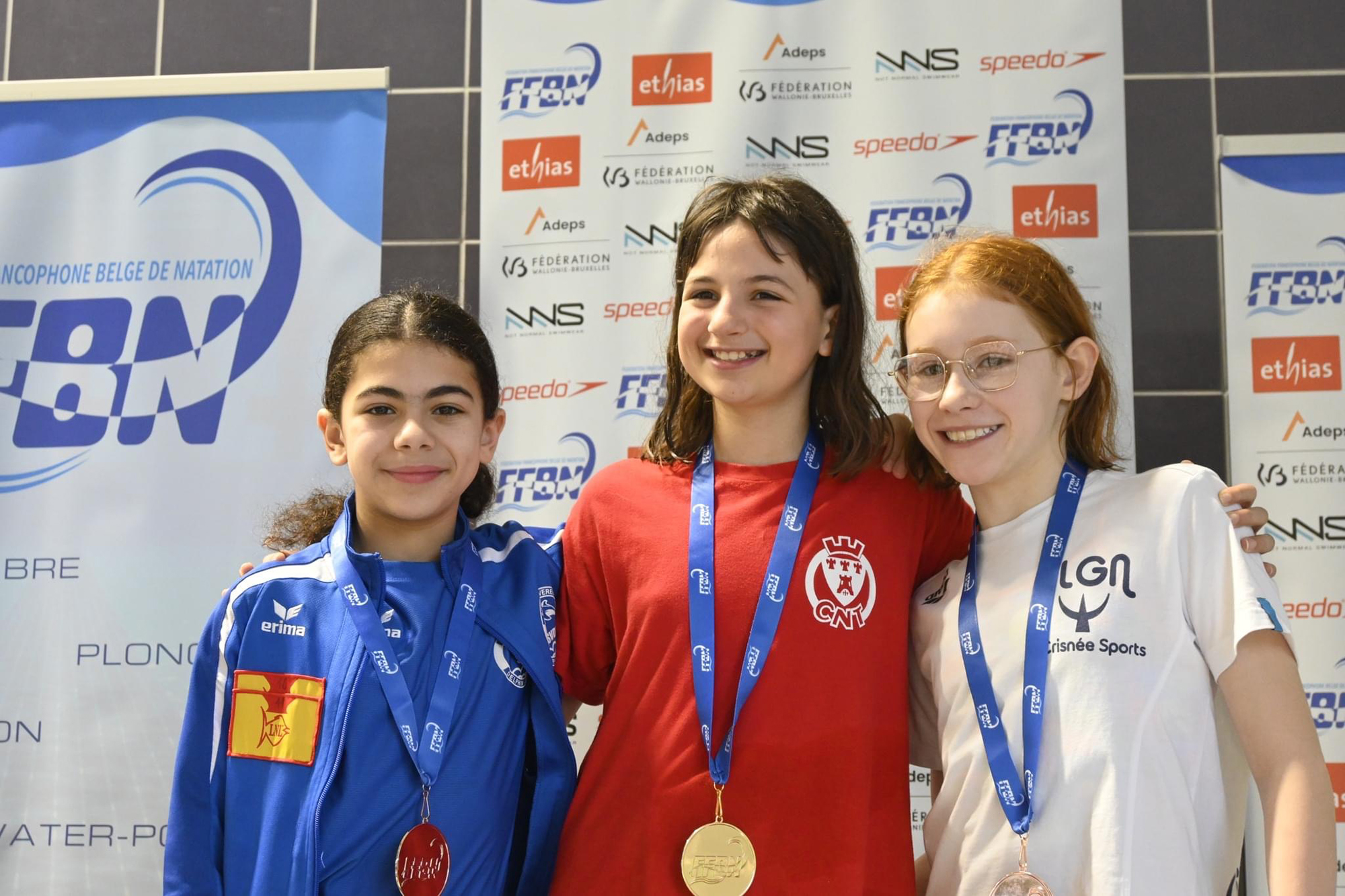 Auch Layla Azzouzi des SVDE (links) war bei den Frankophonen-Meisterschaften im Schwimmen erfolgreich (Bild: Pascale Schröder)