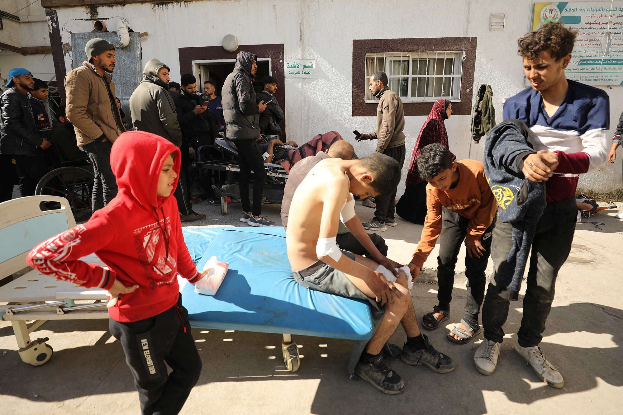 Palästinenser werden im Kamal-Edwan-Krankenhaus in Beit Lahia im nördlichen Gazastreifen medizinisch versorgt (Bild: AFP)