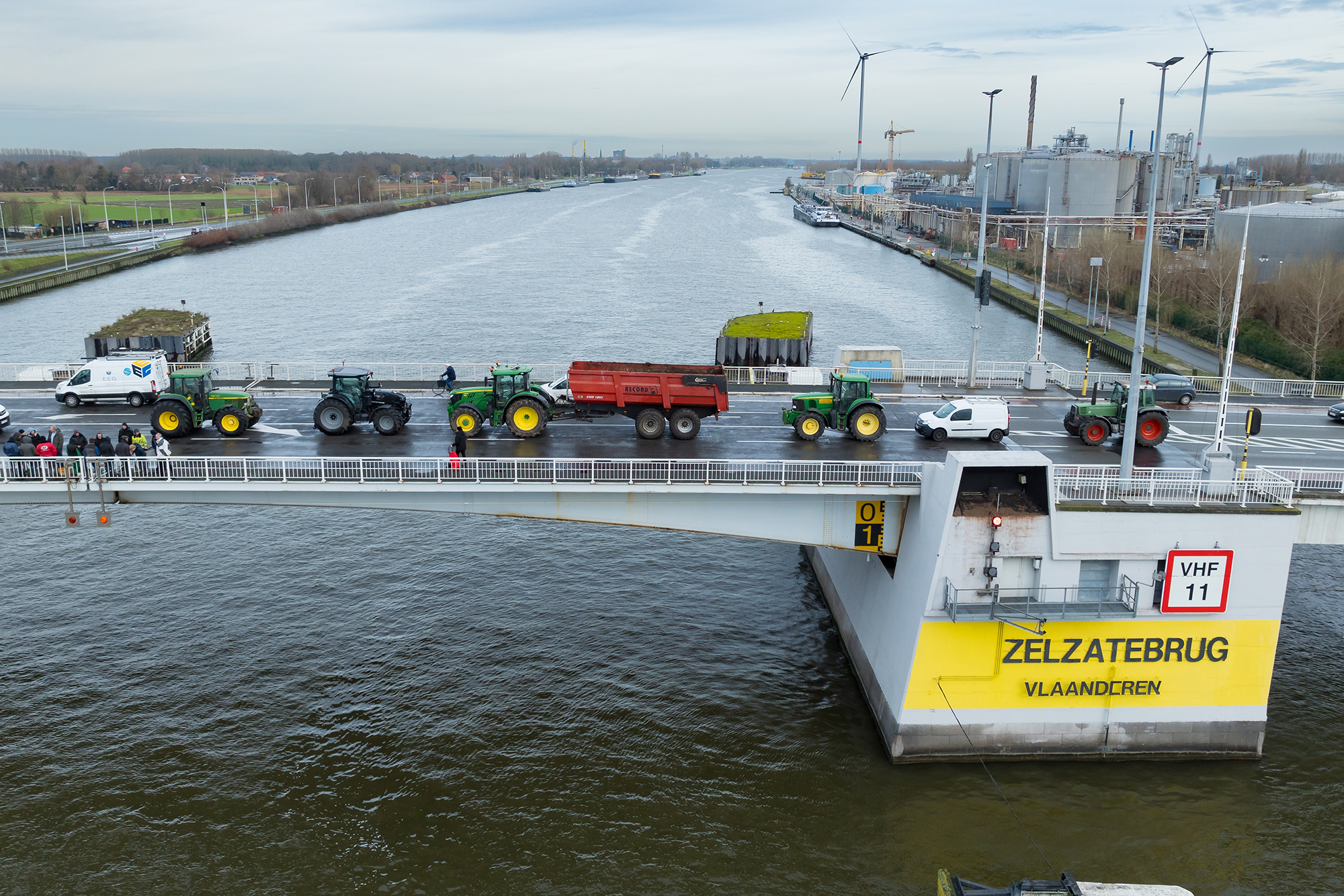 Bauernproteste in Gent auf der Zelzate-Brücke