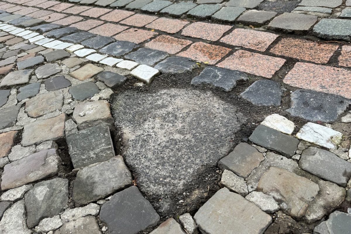 In Eupen stehen Straßenarbeiten an - in der Gospertstraße muss das Pflaster erneuert werden (Bild: Manuel Zimmermann/BRF)