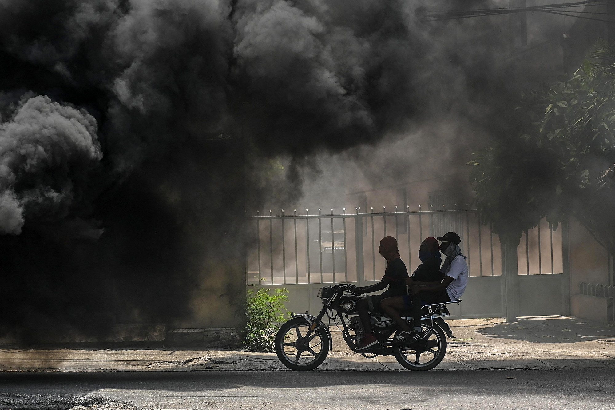 Qualm von brennenden Reifen in Port-au-Prince/Haiti