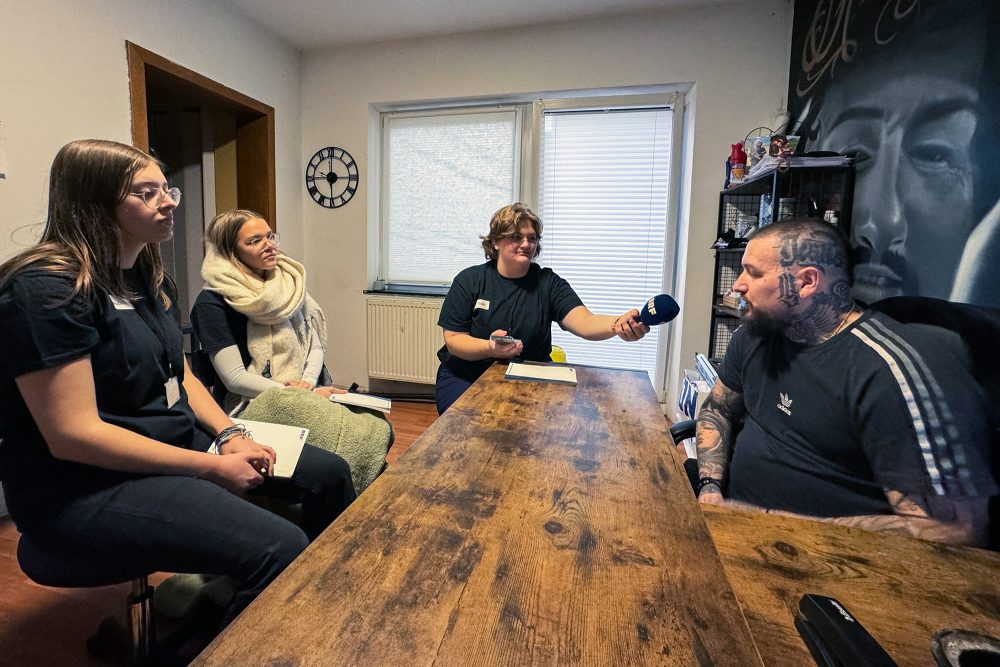 Die Journalisten für einen Tag Mala, Antonia und Elisa im Tattoo-Studio "Stichpunkt" in Eupen (Bild: Robin Emonts/BRF)