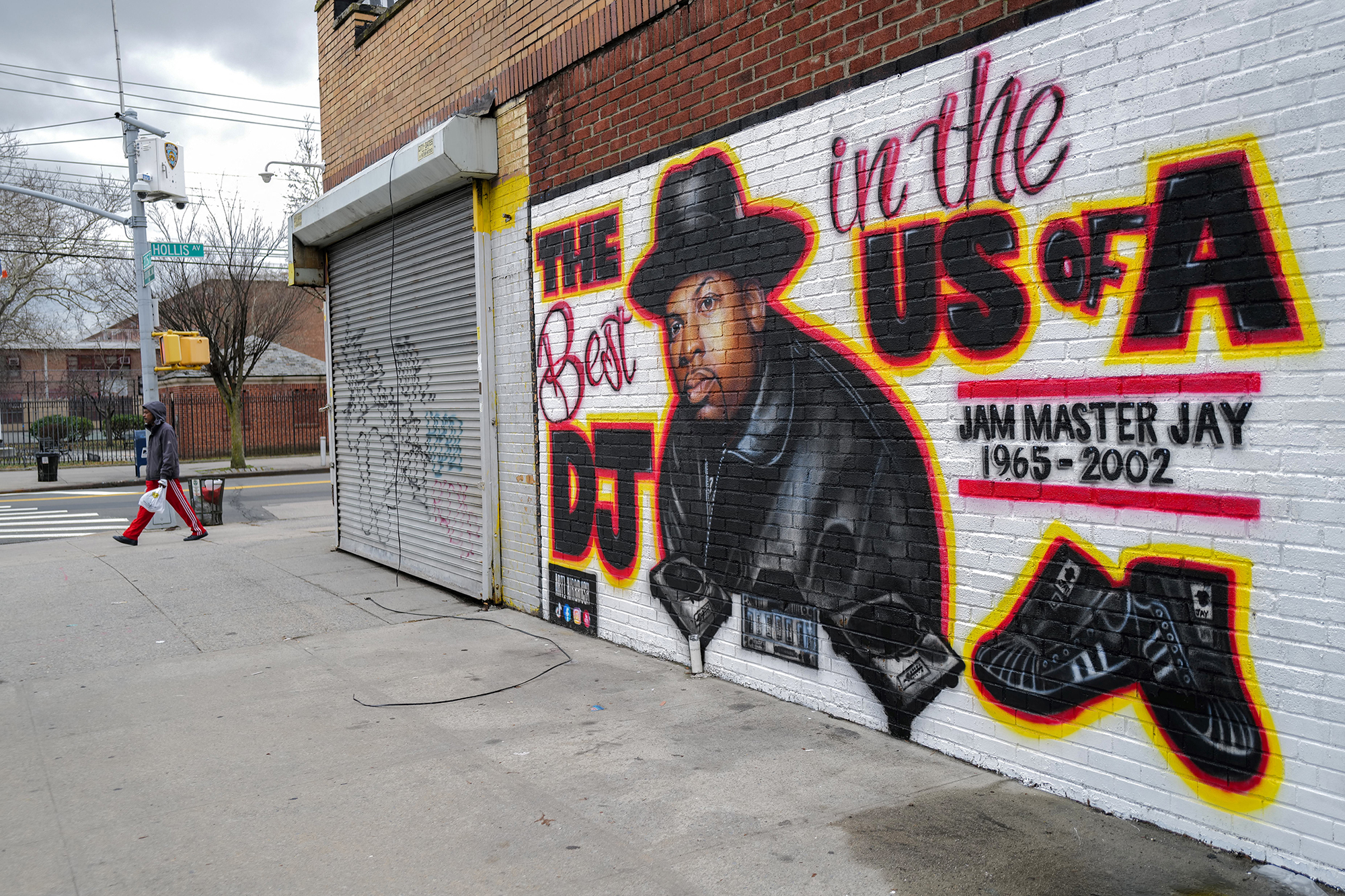 Ein Wandgemälde zu Ehren des verstorbenen Jam Master Jay von Run-DMC im New Yorker Stadtteil Queens (Bild: Charly Triballeau/AFP)