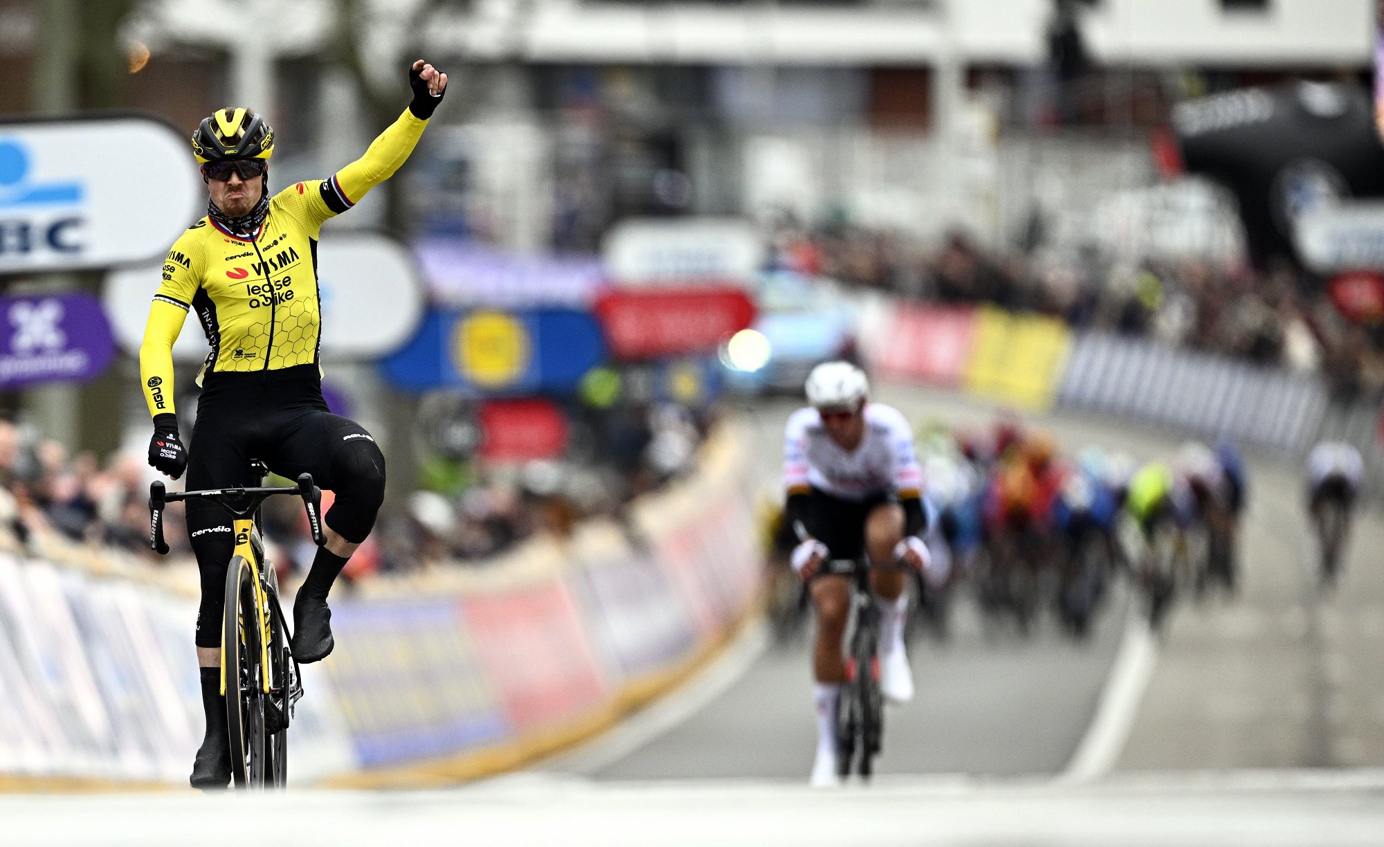 Der Slowene Jan Tratnik (Visma-Lease a Bike) setzte sich in Ninove gegen vor dem Kölner Nils Politt (UAE) und dem herannahenden Peloton durch (Bild: Jasper Jacobs/Belga)