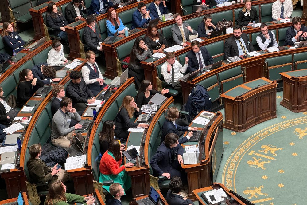 Realitätsnahe Simulation: Das Jugendparlament tagt in der Kammer in Brüssel (Bild: Manuel Zimmermann/BRF)