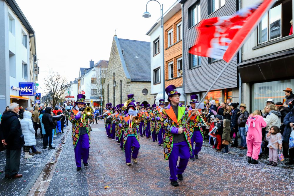 Karnevalszug St. Vith (Bild: Julien Claessen/BRF)