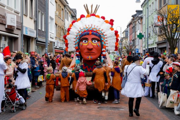 Karnevalszug St. Vith (Bild: Julien Claessen/BRF)