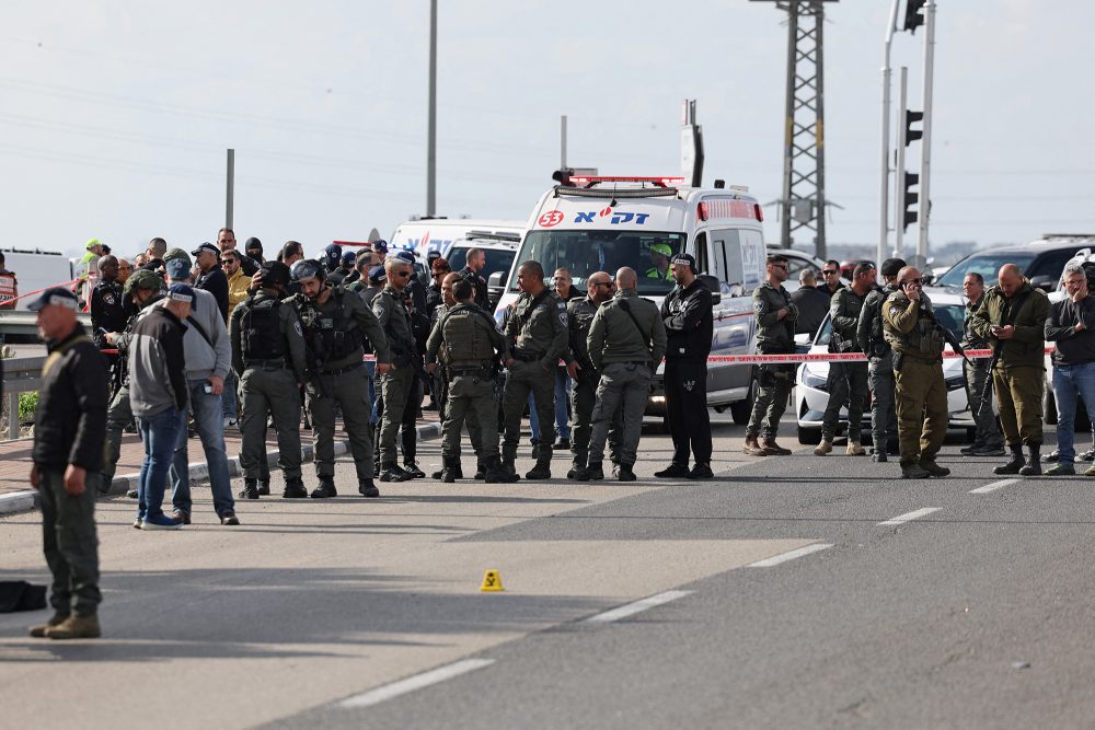 Polizisten am Tatort in Kiryat Malakhi (Bild: Ahmad Gharabli/AFP)