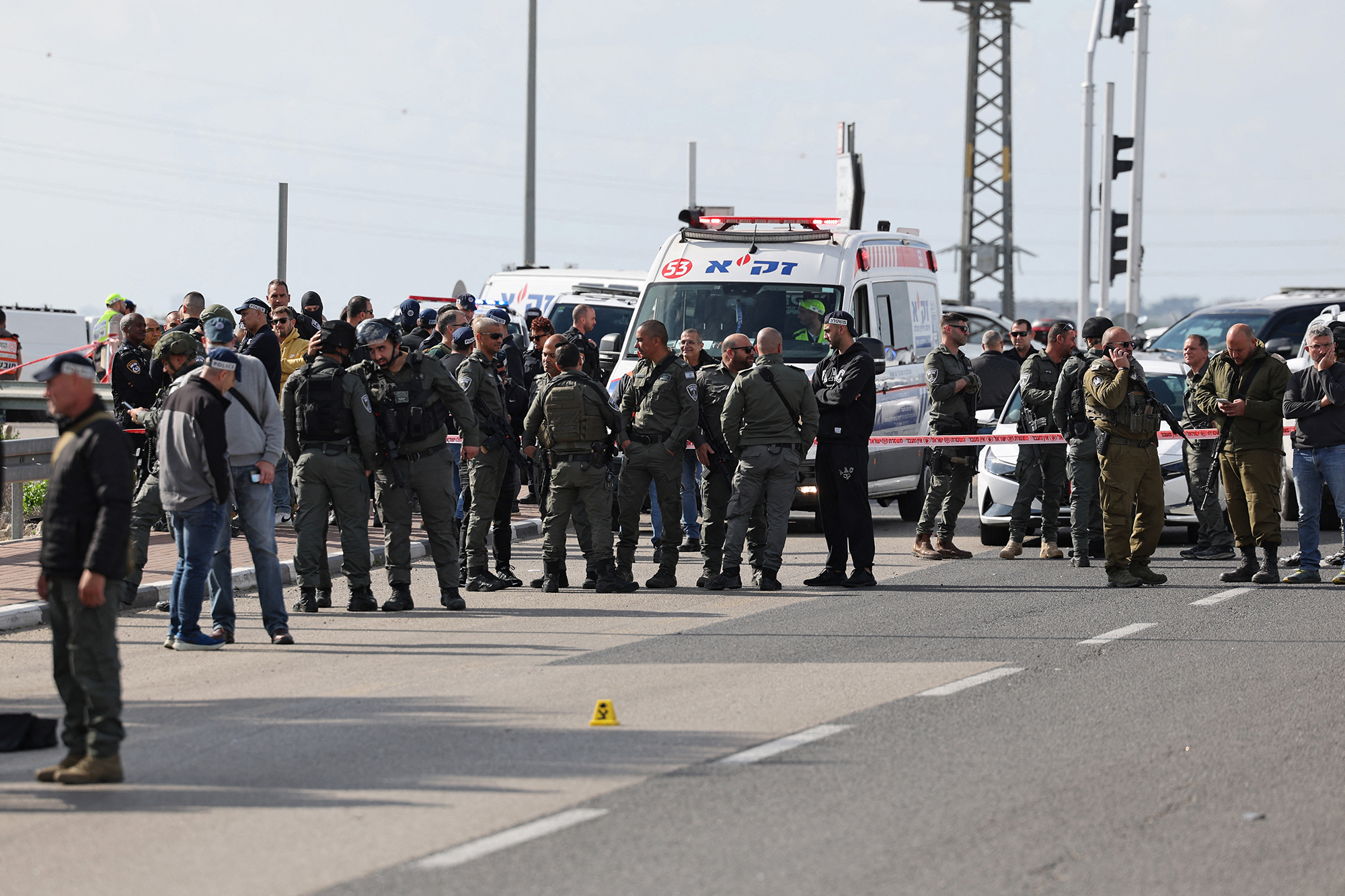 Polizisten am Tatort in Kiryat Malakhi (Bild: Ahmad Gharabli/AFP)