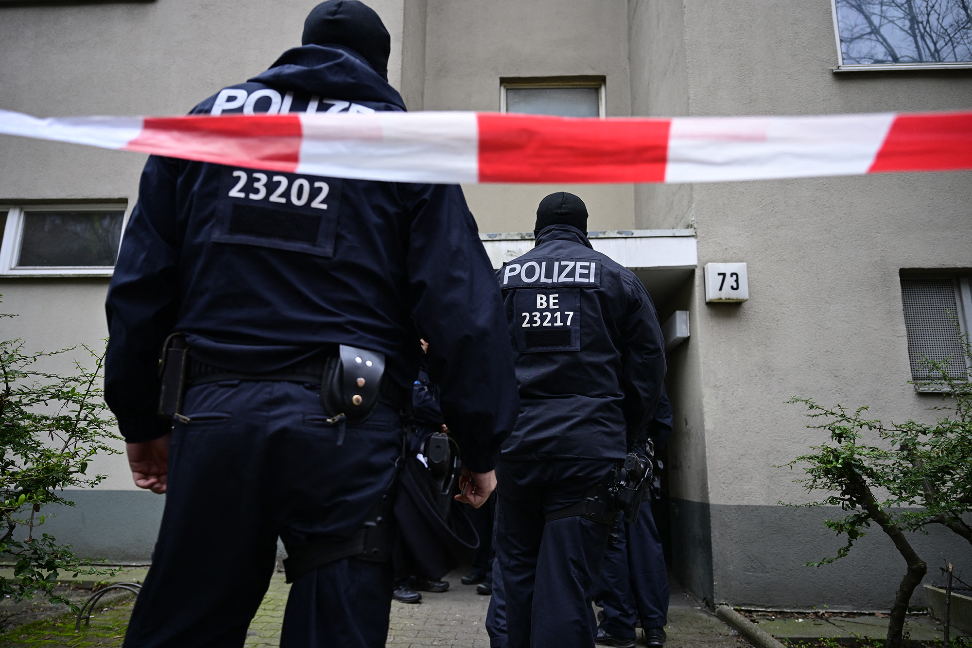 Polizisten vor dem Wohnhaus in Berlin, in dem Daniela Klette gefasst wurde (Bild: John MacDougall/AFP)