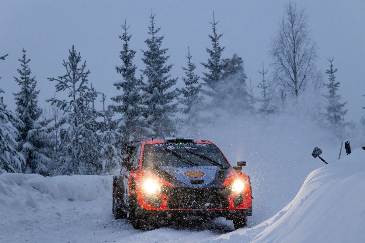 Esapekka Lappi/Janne Ferm liegen bei der Rallye Schweden meilenweit in Führung (Bild: Fabien Dufour/Hyundai Motorsport GmbH)
