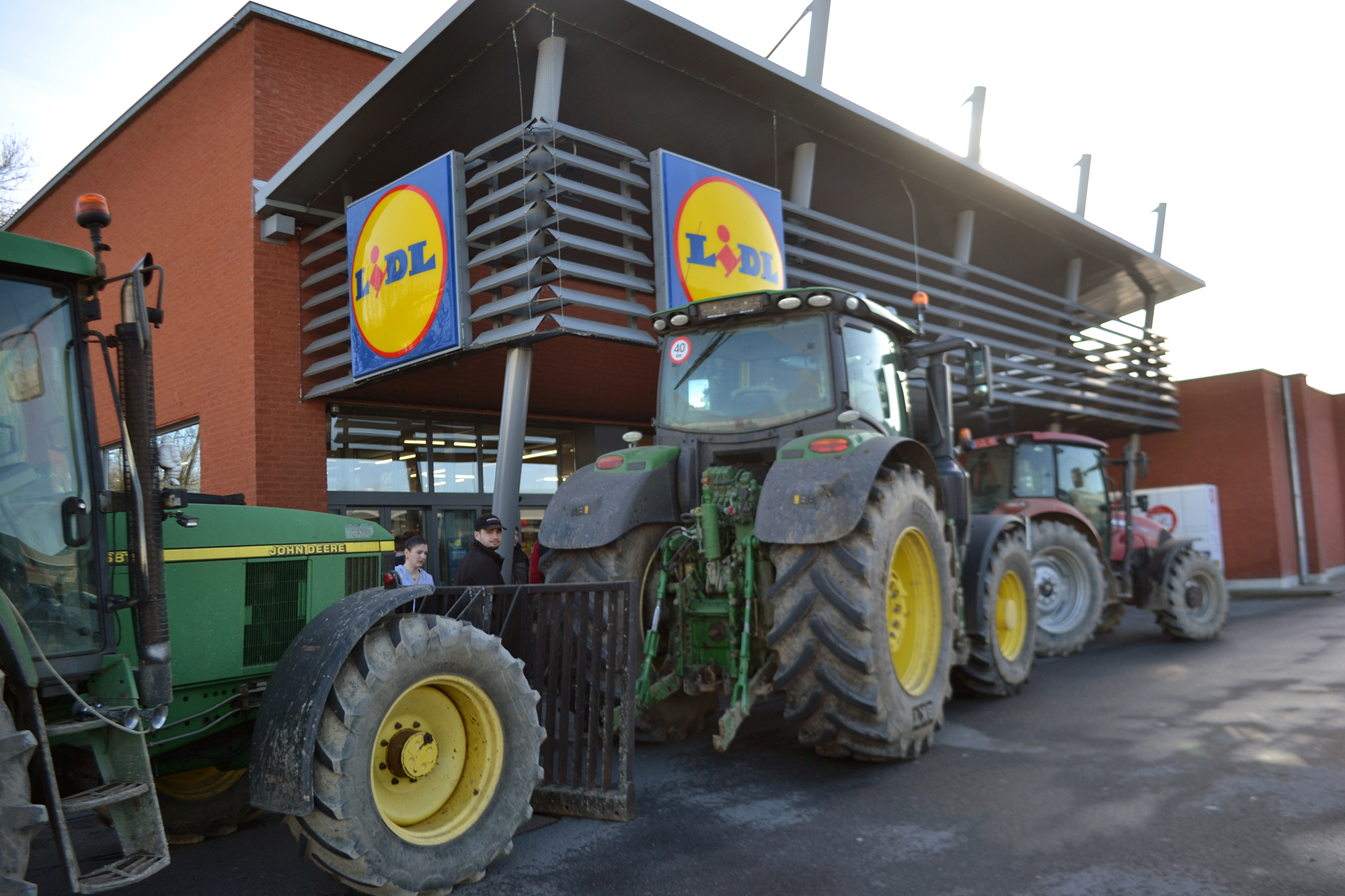Landwirte protestieren am 1. Februar vor dem Lidl-Supermarkt in Marche-en-Famenne (Bild: Nicolas Poes/Belga)
