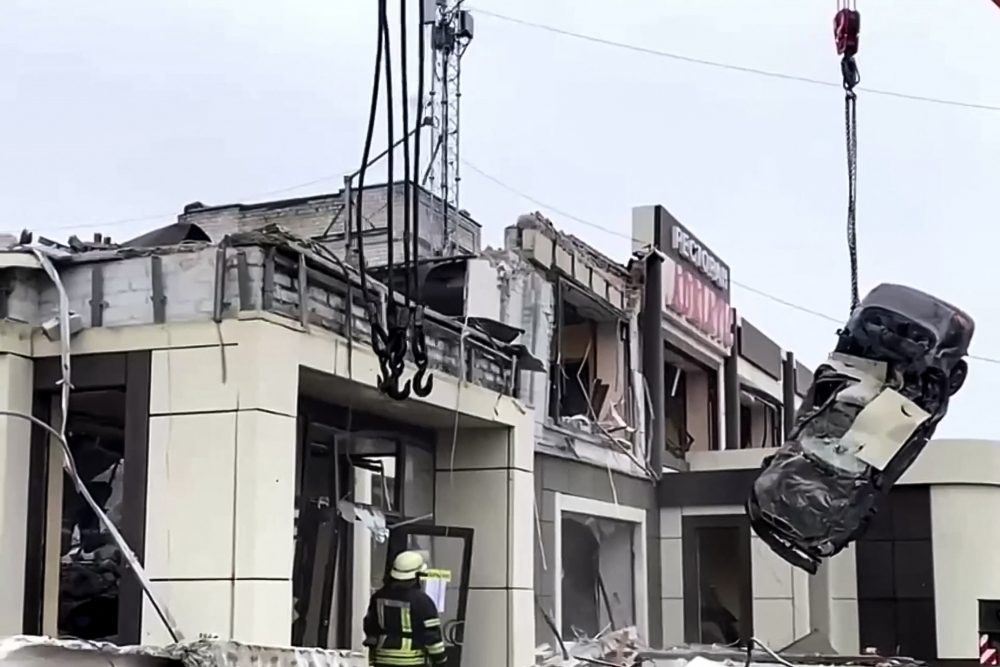 Rettungskräfte beseitigen die Trümmer einer zerstörten Bäckerei in der Stadt Lyssytschansk (Bild: Handout/Russian Emergencies Ministry/AFP)