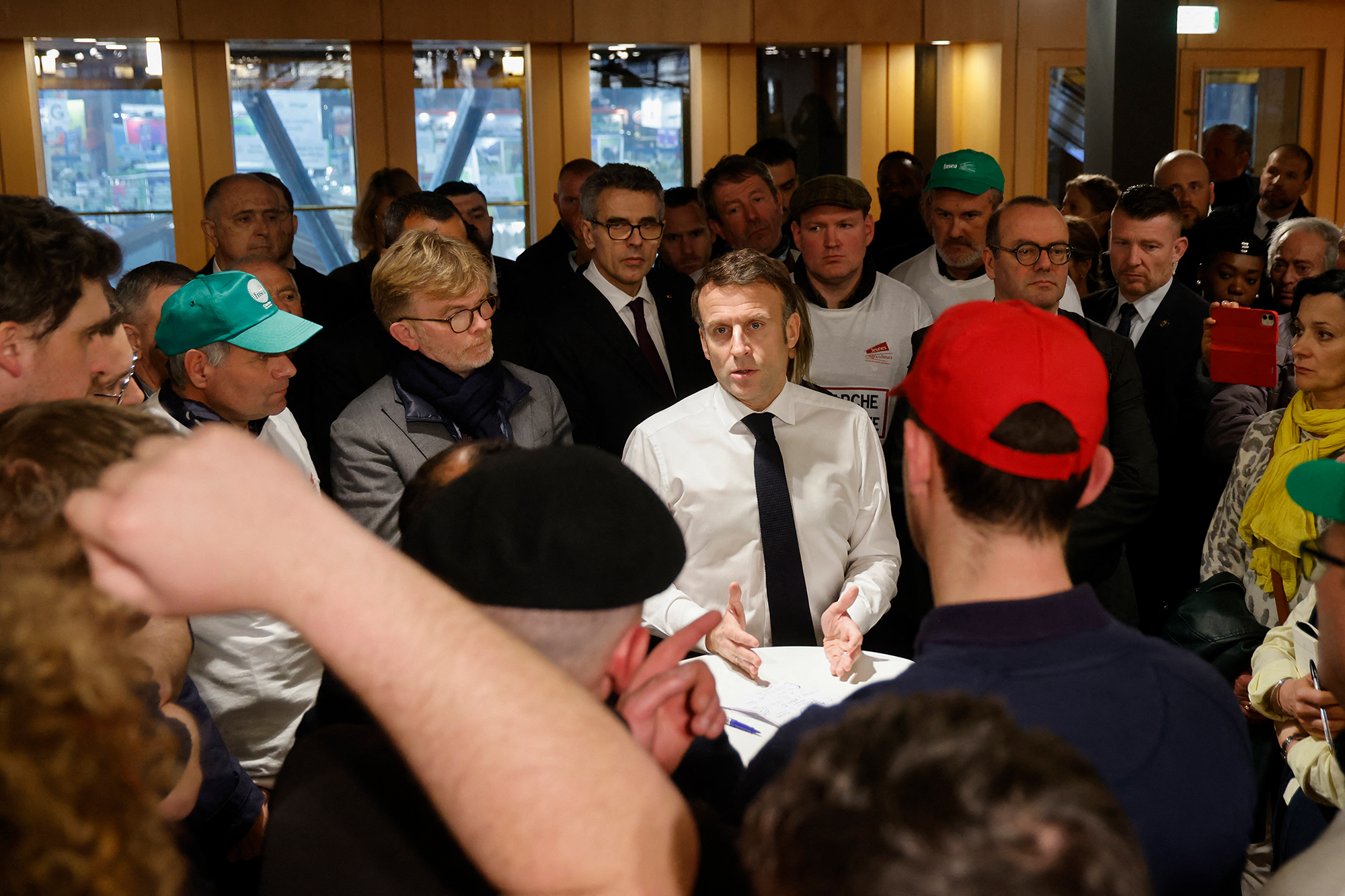 Emmanuel Macron mit Vertretern der Landwirtschaft in Paris (Bild: Ludovic Marin/AFP)