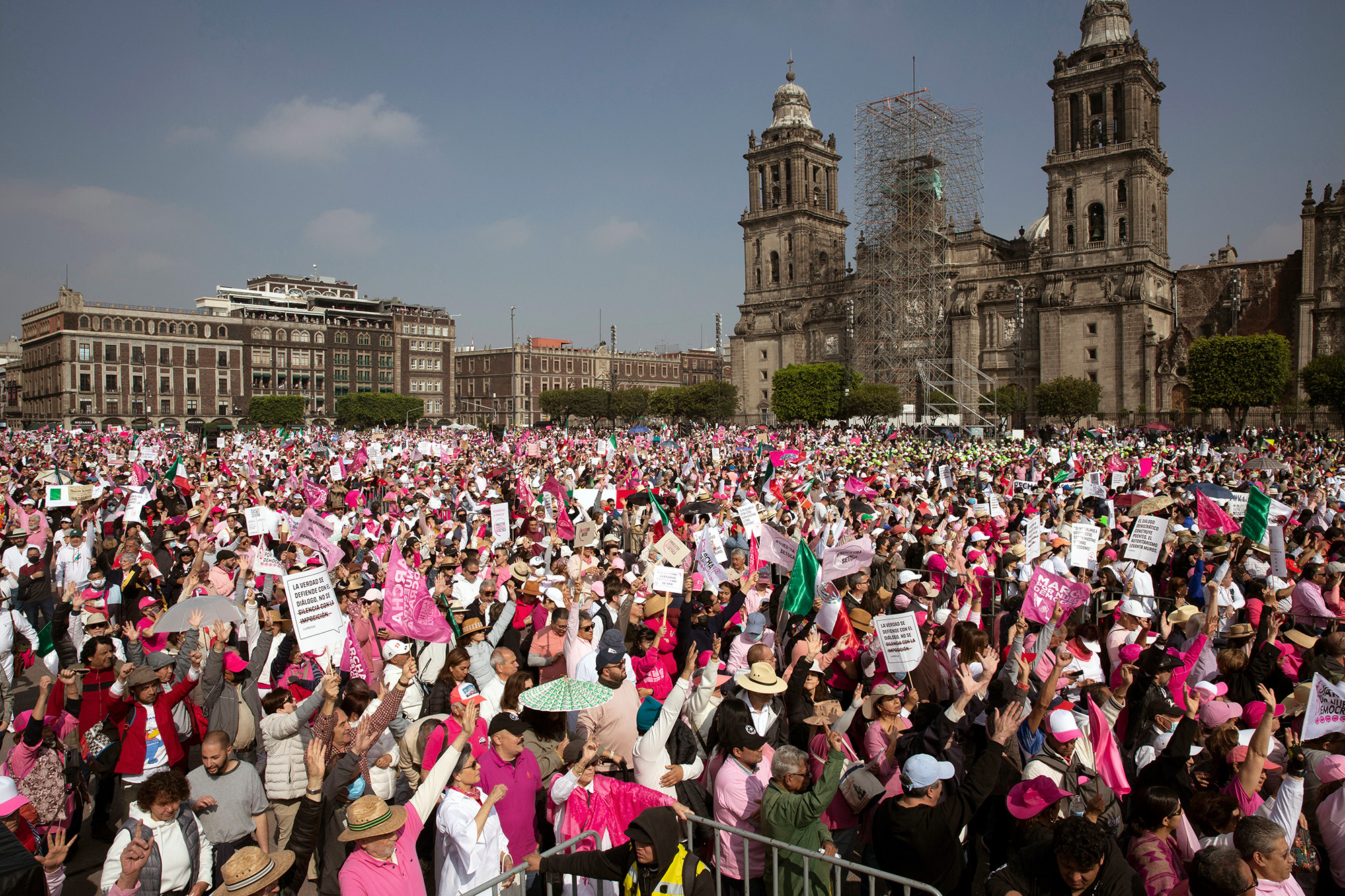 Demo in Mexiko-Stadt für Demokratie (Bild: Victor Mendiola/AFP)