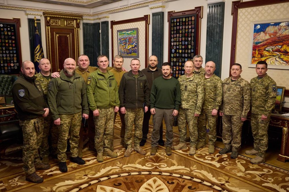 Der ukrainische Präsident Wolodymyr Selenskyj mit den neuen Mitgliedern der Militärführung am 10. Februar (Bild: Handout/Ukrainian Presidential Press Service/AFP)