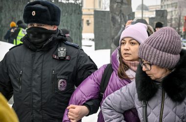 Sicherheitskräfte bringen Nawalny-Unterstützer weg vom Denkmal für die Opfer politischer Unterdrückung in Moskau (Bild: Alexander Nemenov/AFP)