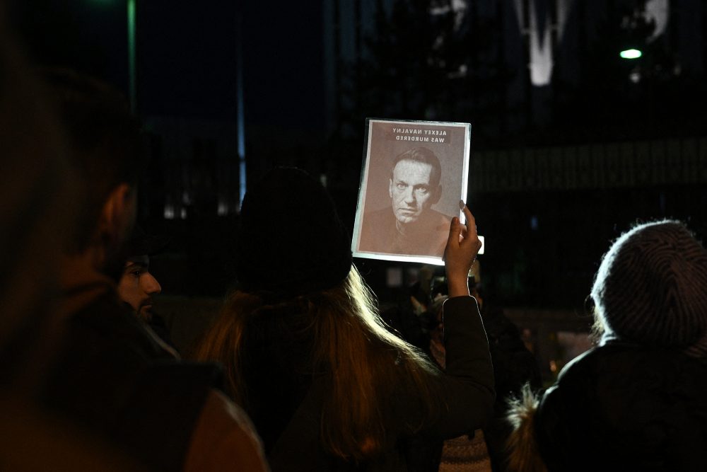 Unterstützer von Alexej Nawalny vor der russischen Botschaft in Washington DC (Bild: Brendan Smialowski/AFP)