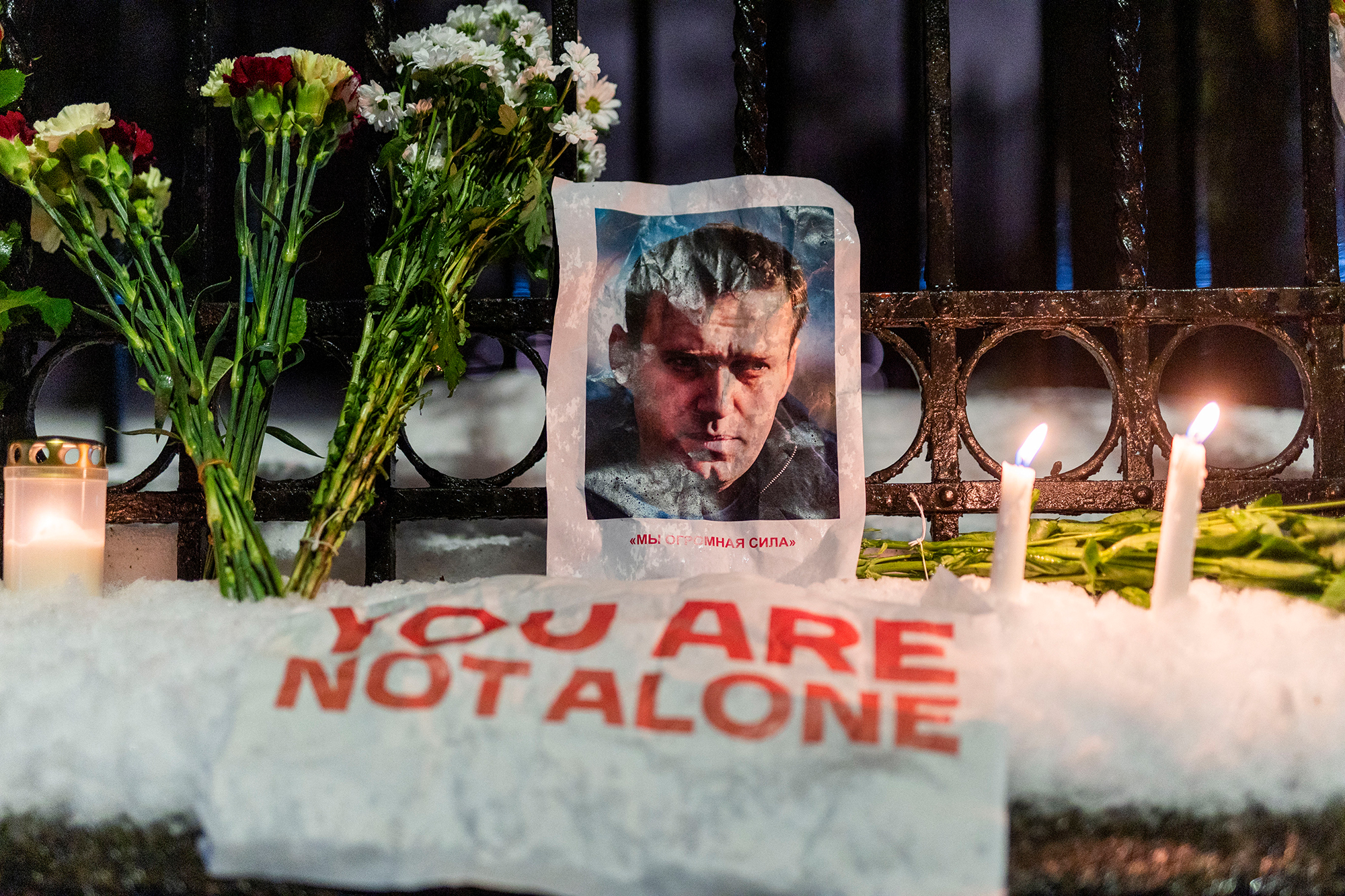 Blumen und Botschaften für Nawalny vor der russischen Botschaft in Oslo