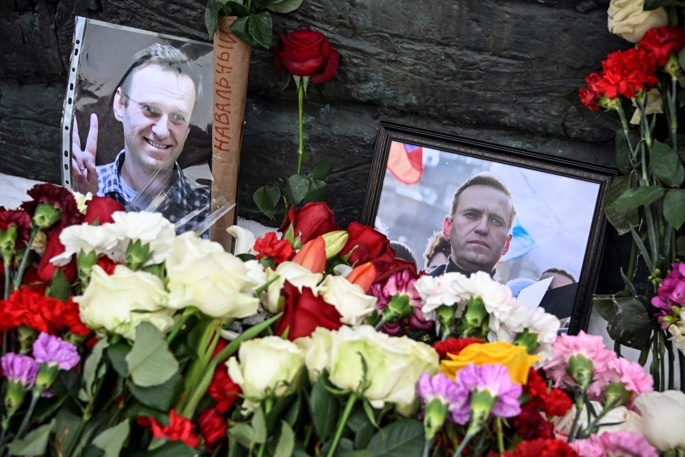 Blumen in Gedenken an Alexej Nawalny in Moskau (Bild: Alexander Nemenov/AFP)