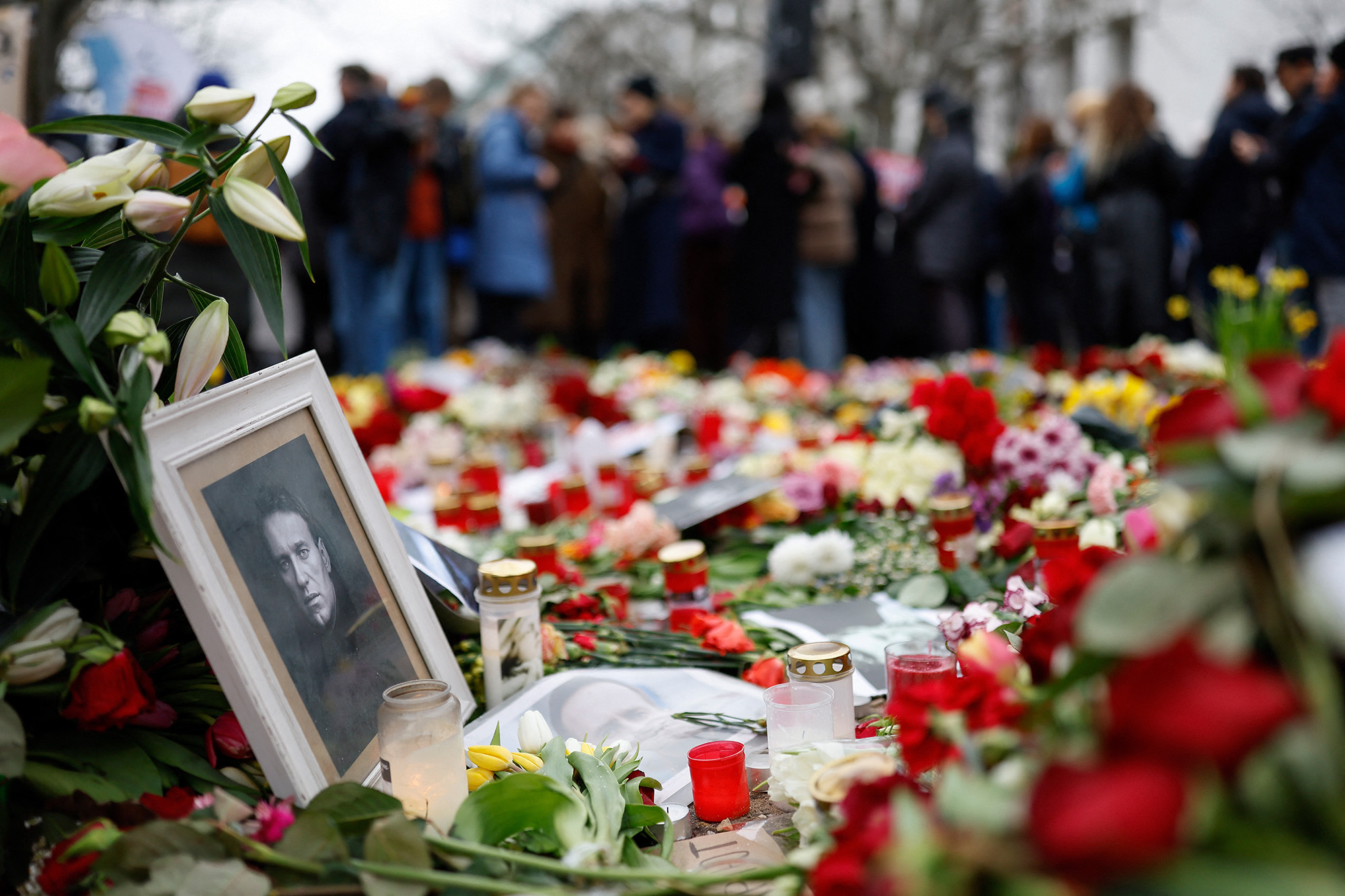 Blumen und Kerzen in Gedenken an Alexej Nawalny vor der russischen Botschaft in Berlin (Bild: Odd Andersen/AFP)