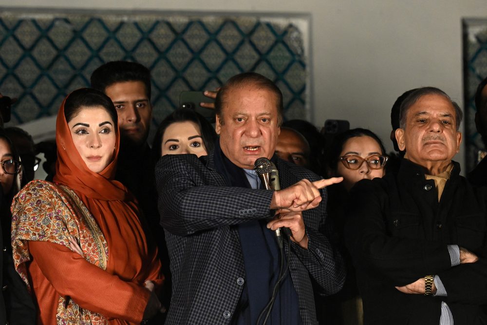 Nawaz Sharif (Mitte) und Anhänger der Muslimliga (PML-N) am 9. Februar in Lahore (Bild: Aamir Qureshi/AFP)