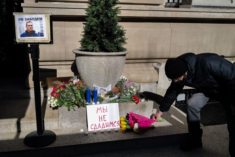 Blumen in Gedenken an Nawalny vor dem russischen Konsulat in New York (Bild: Charly Triballeau/AFP)