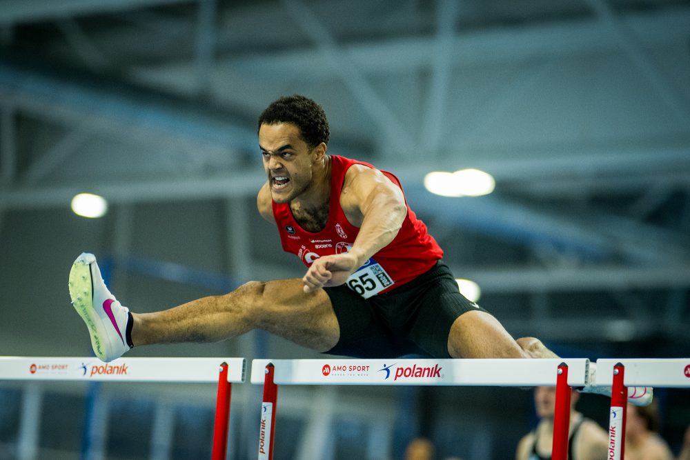 Michael Obasuyi knackt den Rekord über 60 Meter Hürden (Bild: Jasper Jacobs/Belga)