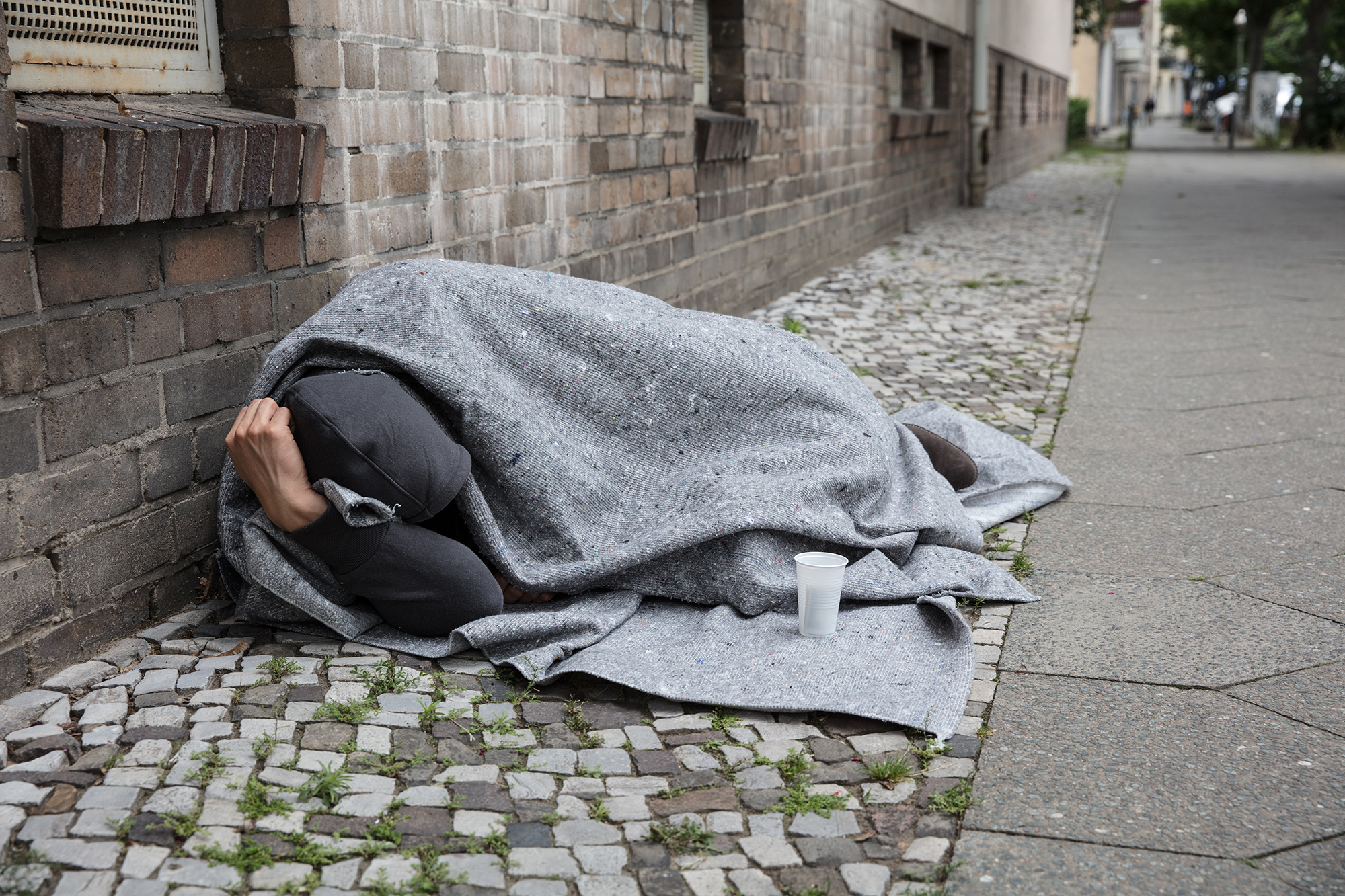 Ein Obdachloser schläft auf der Straße