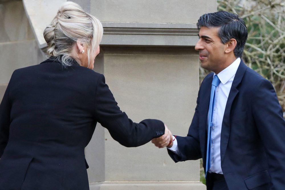 Die neu ernannte Premierministerin Nordirlands, Michelle O'Neill begrüßt den britischen Premierminister Rishi Sunak (Bild: Paul Faith/AFP)